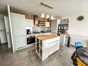 Een koelkast, een microgolfoven, een oven, een vaatwasser