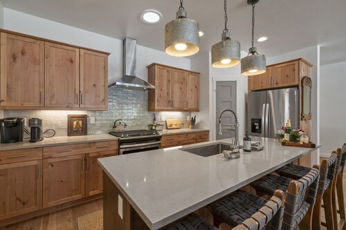 Hot Tub, Fire Pit, Fenced Yard, 15 Min to Skiing!