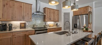 Hot Tub, Fire Pit, Fenced Yard, 15 Min to Skiing!