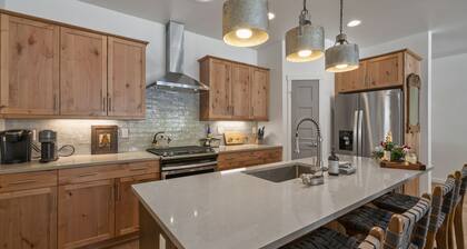 Hot Tub, Fire Pit, Fenced Yard, 15 Min to Skiing!