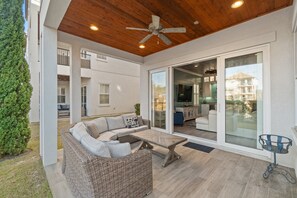 Una televisión, videojuegos, una biblioteca de música, una videoteca