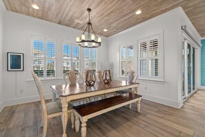 Dining - 🌴 Take it Breezy | Golf Cart | Dog Friendly* | Walk to Beach | Free Dolphin Cruise! 🐬 (Miramar Beach)