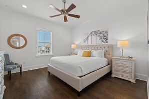 7 Schlafzimmer, Schreibtisch, Bügeleisen/Bügelbrett, Reisekinderbett