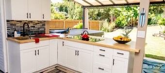 Rivendell Oasis-Peaceful garden setting with private hot tub close to waterfalls