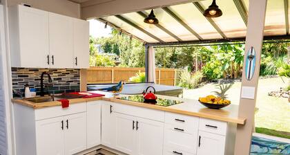 Rivendell Oasis-Peaceful garden setting with private hot tub close to waterfalls