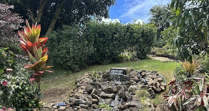 Rivendell Oasis-Peaceful garden setting with private hot tub close to waterfalls