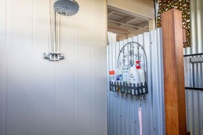 Shower, hair dryer, towels, soap - Rivendell Oasis-Peaceful garden setting with private hot tub close to waterfalls (Hilo)
