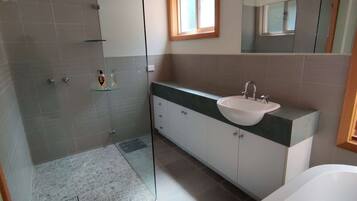 Shower, hair dryer, towels, shampoo