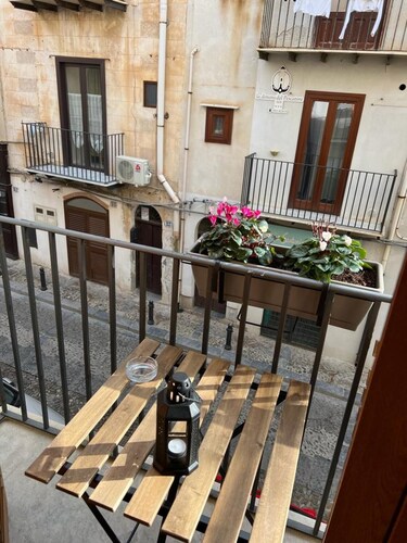 Lovely studio apartment very close to the sea located in the historic center