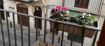 Lovely studio apartment very close to the sea located in the historic center