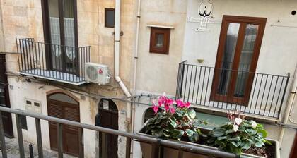 Lovely studio apartment very close to the sea located in the historic center