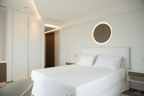 Premium tweepersoonskamer | Luxe beddengoed, een kluis op de kamer, een bureau, een laptopwerkplek