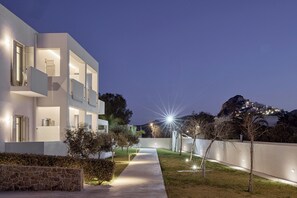 Front of property - evening/night - Tzanis Resort (Skiros)