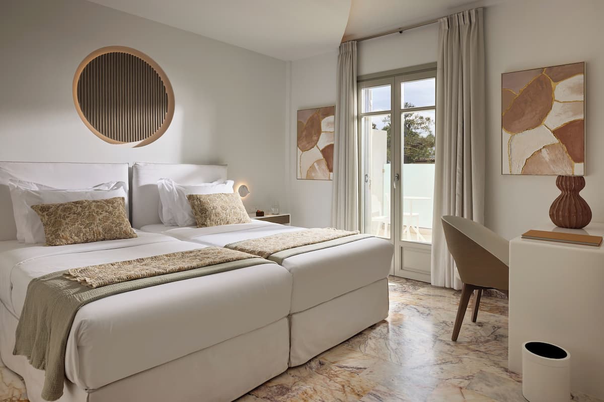 Double Room for Disabled | 高級寝具、セーフティボックス (室内)、デスク、ノートパソコン用作業スペース