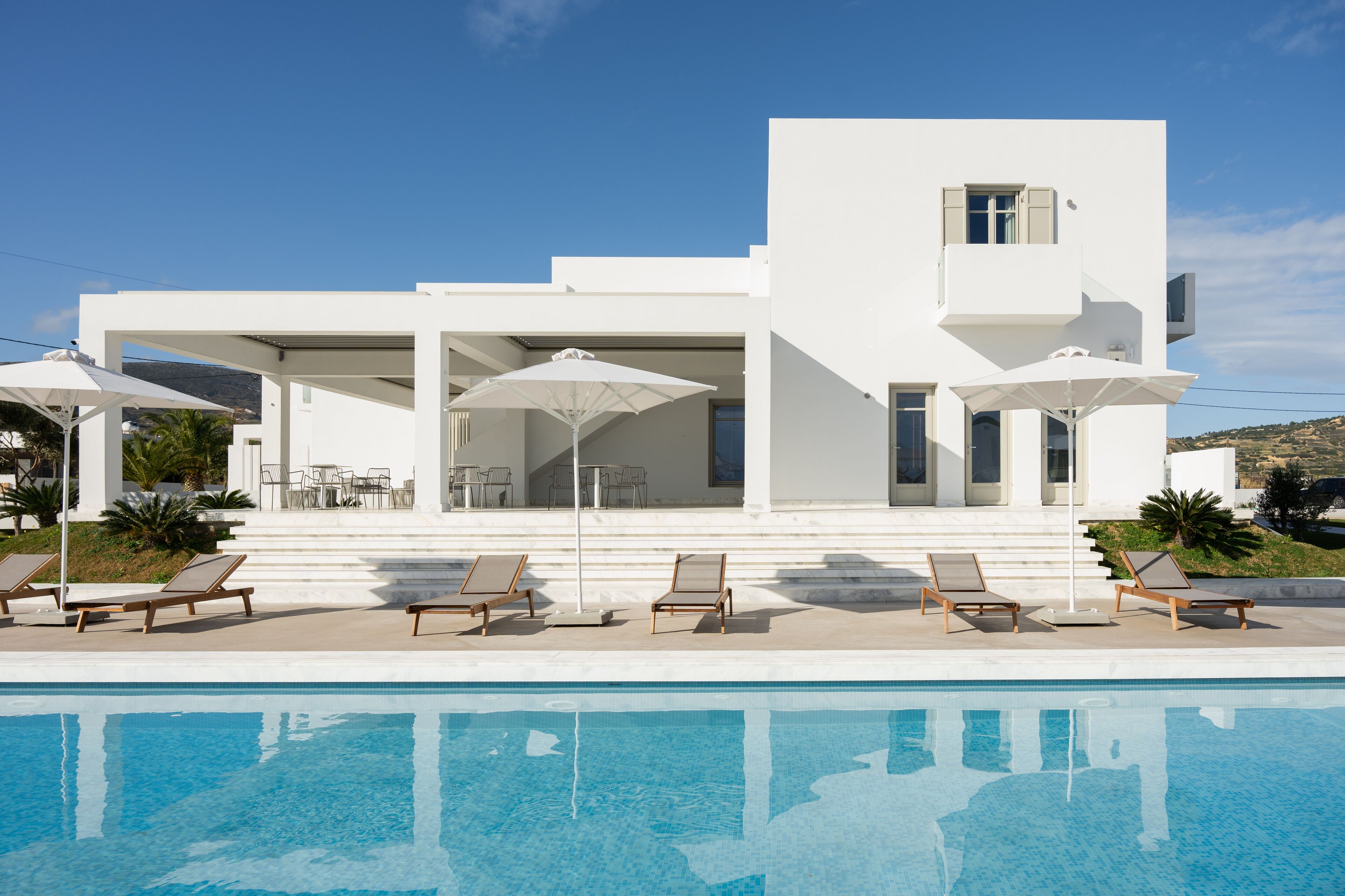 Kolam renang outdoor musiman, dengan payung kolam renang