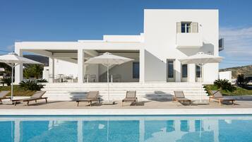 Außenpool (je nach Saison geöffnet), Sonnenschirme, Liegestühle