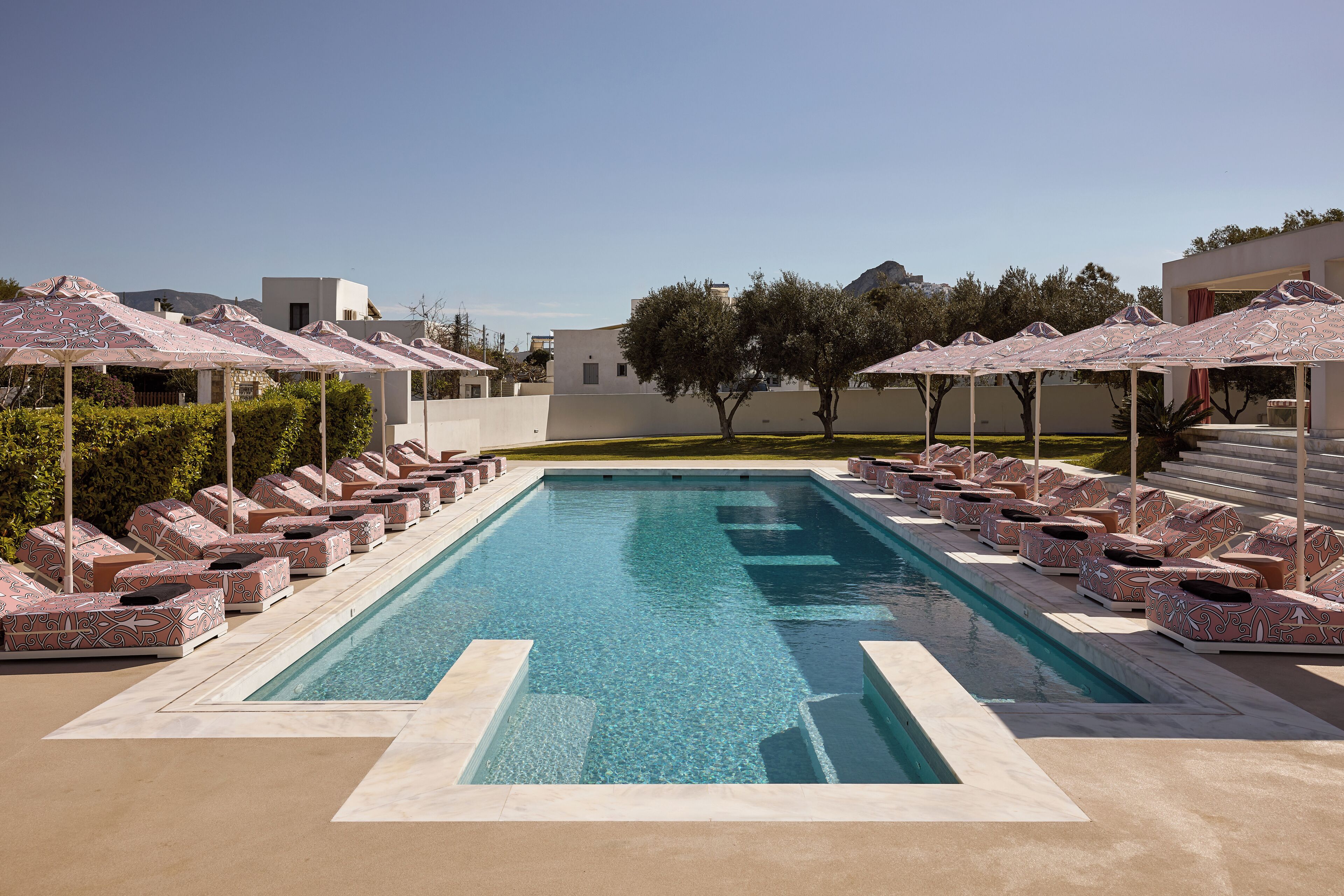Una piscina al aire libre de temporada (de 09:00 a 20:00), sombrillas