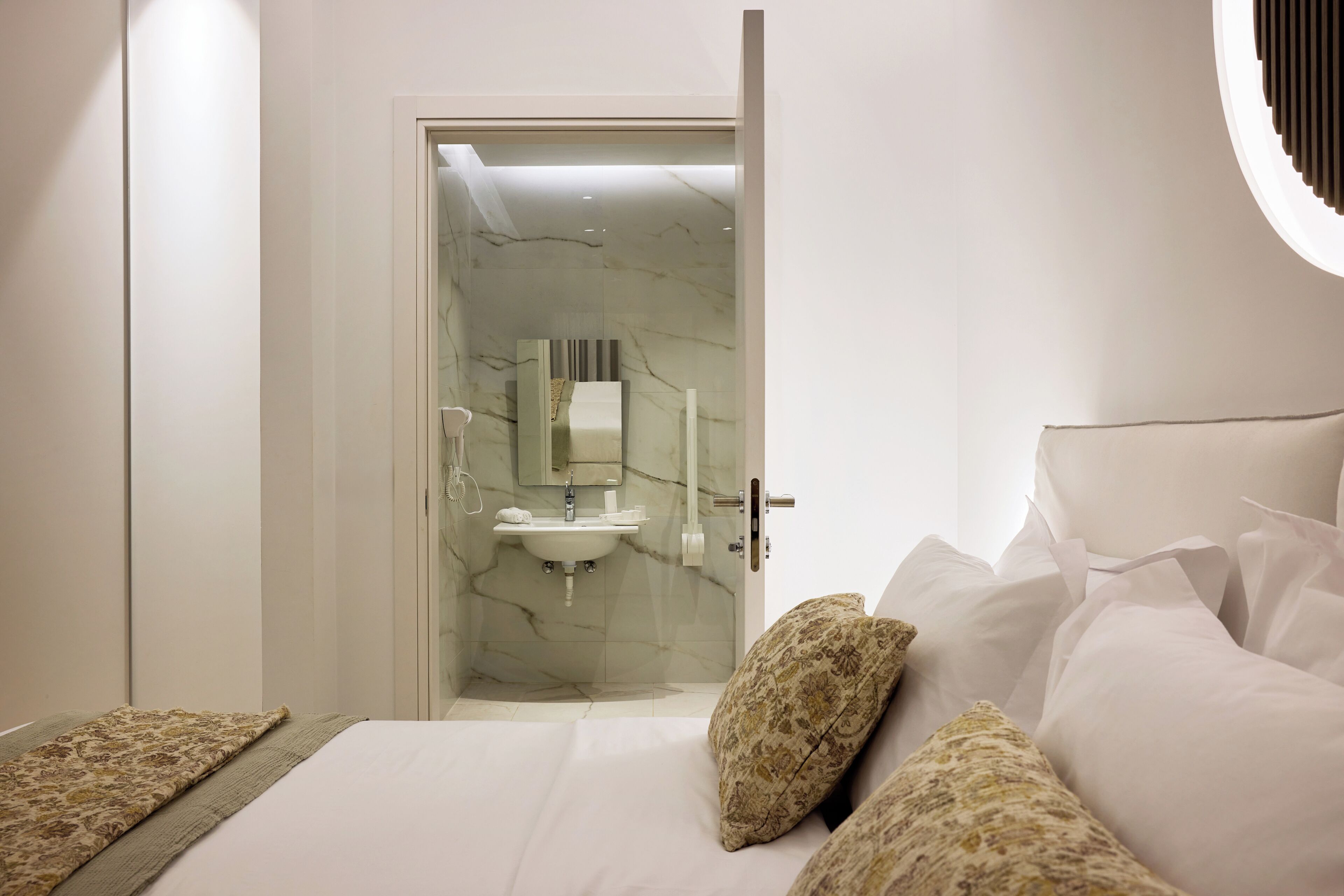 Double Room for Disabled | 浴室 | 淋浴設備、雨淋花灑、免費梳洗用品、風筒