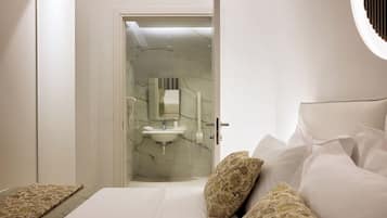 Eenvoudige tweepersoonskamer | Badkamer | Een douche, een regendouche, gratis toiletartikelen, een haardroger