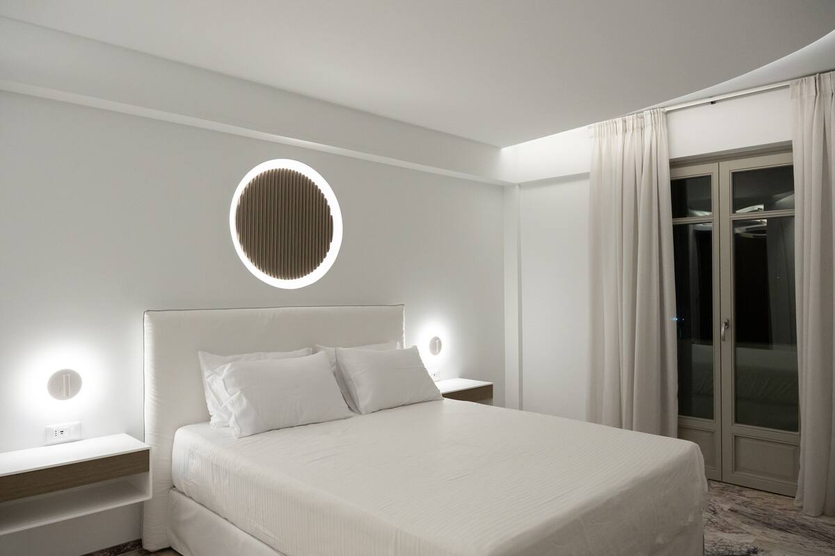 Premium, 1 Queen Bed | Seprai premium, brankas, meja kerja, dan ruang kerja ramah laptop