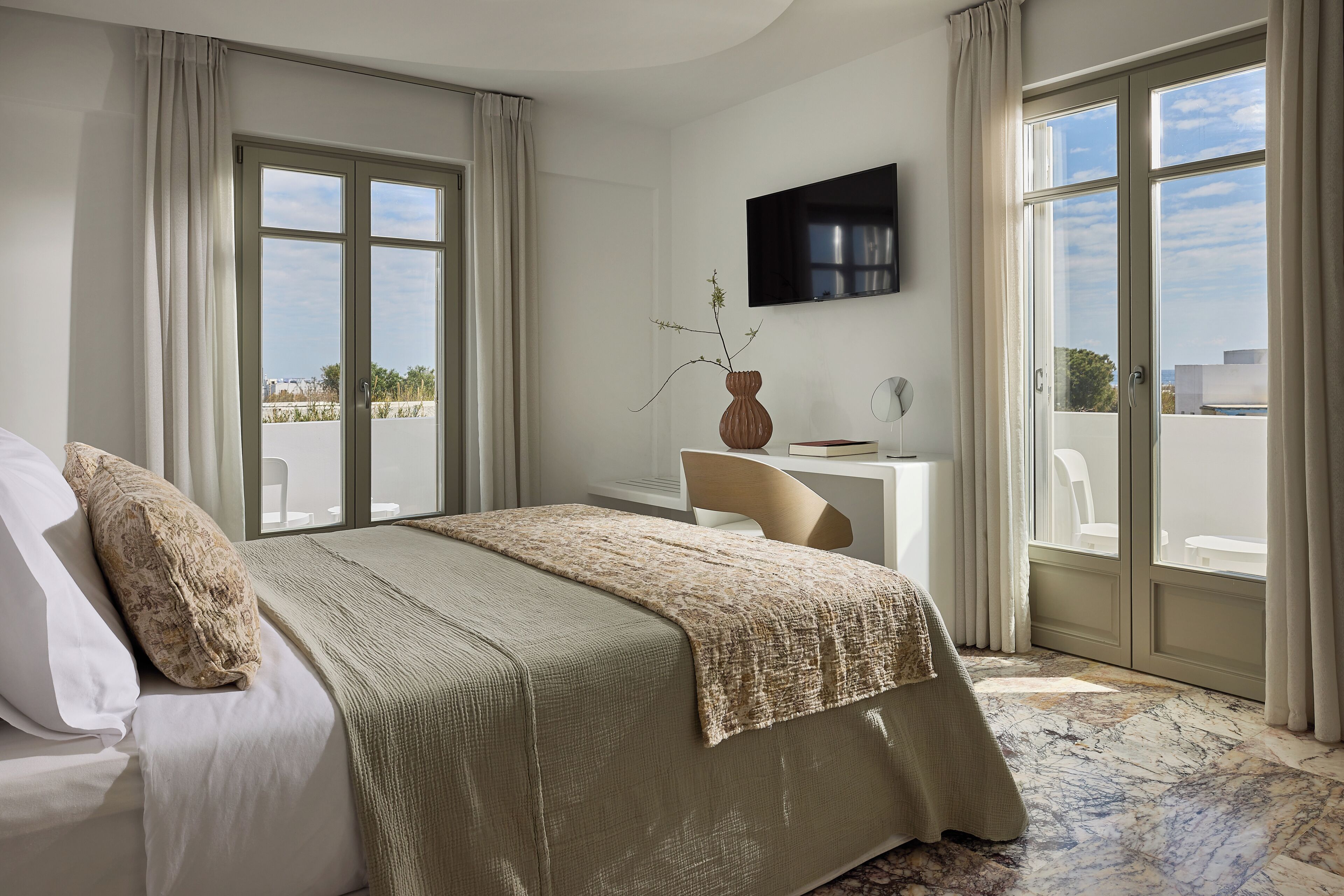 Deluxe tweepersoonskamer | Luxe beddengoed, een kluis op de kamer, een bureau, een laptopwerkplek