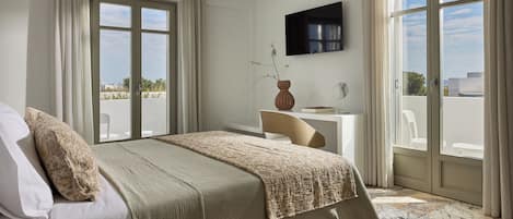 Deluxe Double Room - First Floor | 고급 침구, 객실 내 금고, 책상, 노트북 작업 공간