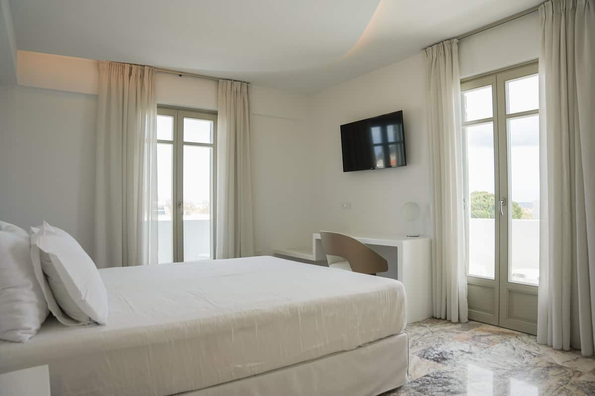 Premium Delight, 1 Queen Bed | Seprai premium, brankas, meja kerja, dan ruang kerja ramah laptop