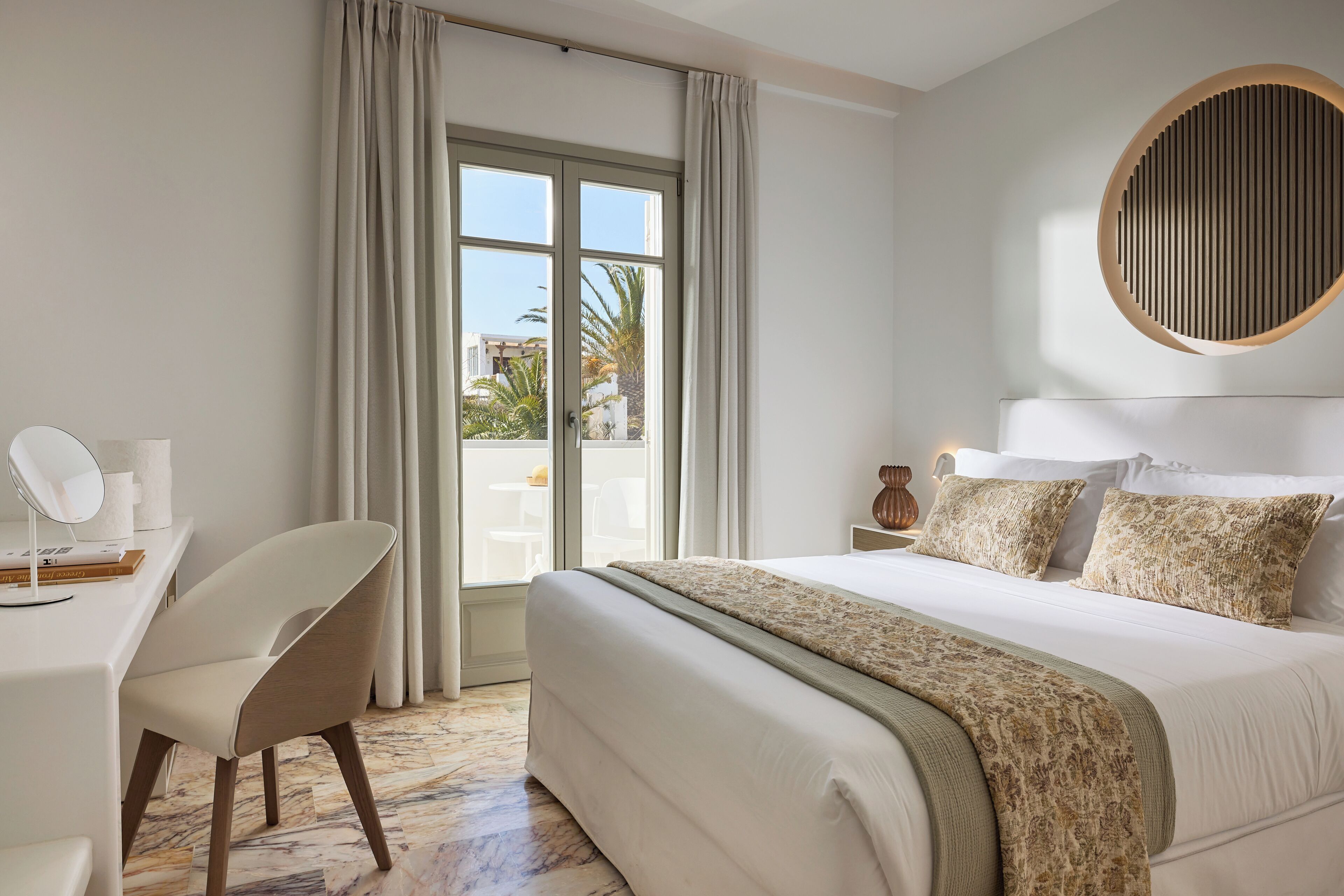 Eenvoudige tweepersoonskamer | Luxe beddengoed, een kluis op de kamer, een bureau, een laptopwerkplek