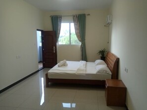 羽毛の掛け布団、低反発ベッド、ノートパソコン用作業スペース、WiFi (無料)