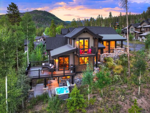 Eagle Ridge – Luxurious Home on the Breckenridge Golf Course, Firepit on Deck with Amazing Views