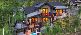 Eagle Ridge – Luxurious Home on the Breckenridge Golf Course, Firepit on Deck with Amazing Views