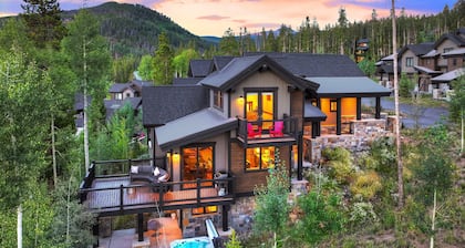 Eagle Ridge – Luxurious Home on the Breckenridge Golf Course, Firepit on Deck with Amazing Views