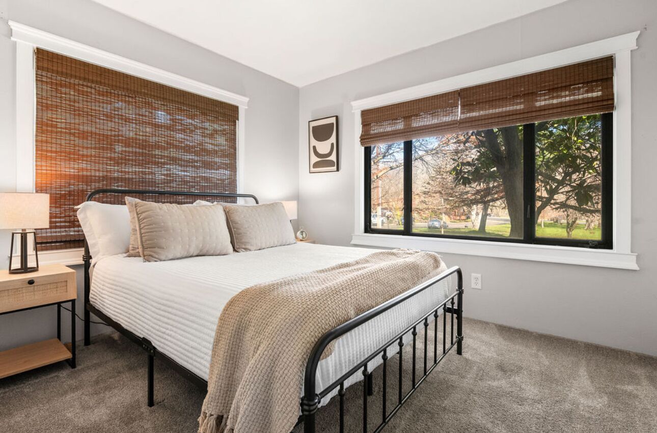 5 عدّة غرف نوم ومكتب ومكواة/لوح كي وسرير سفر