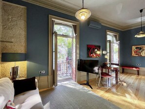 Una Smart TV, libros, un reproductor estéreo