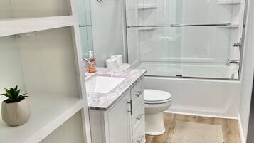 Douche, sèche-cheveux, serviettes fournies, savon