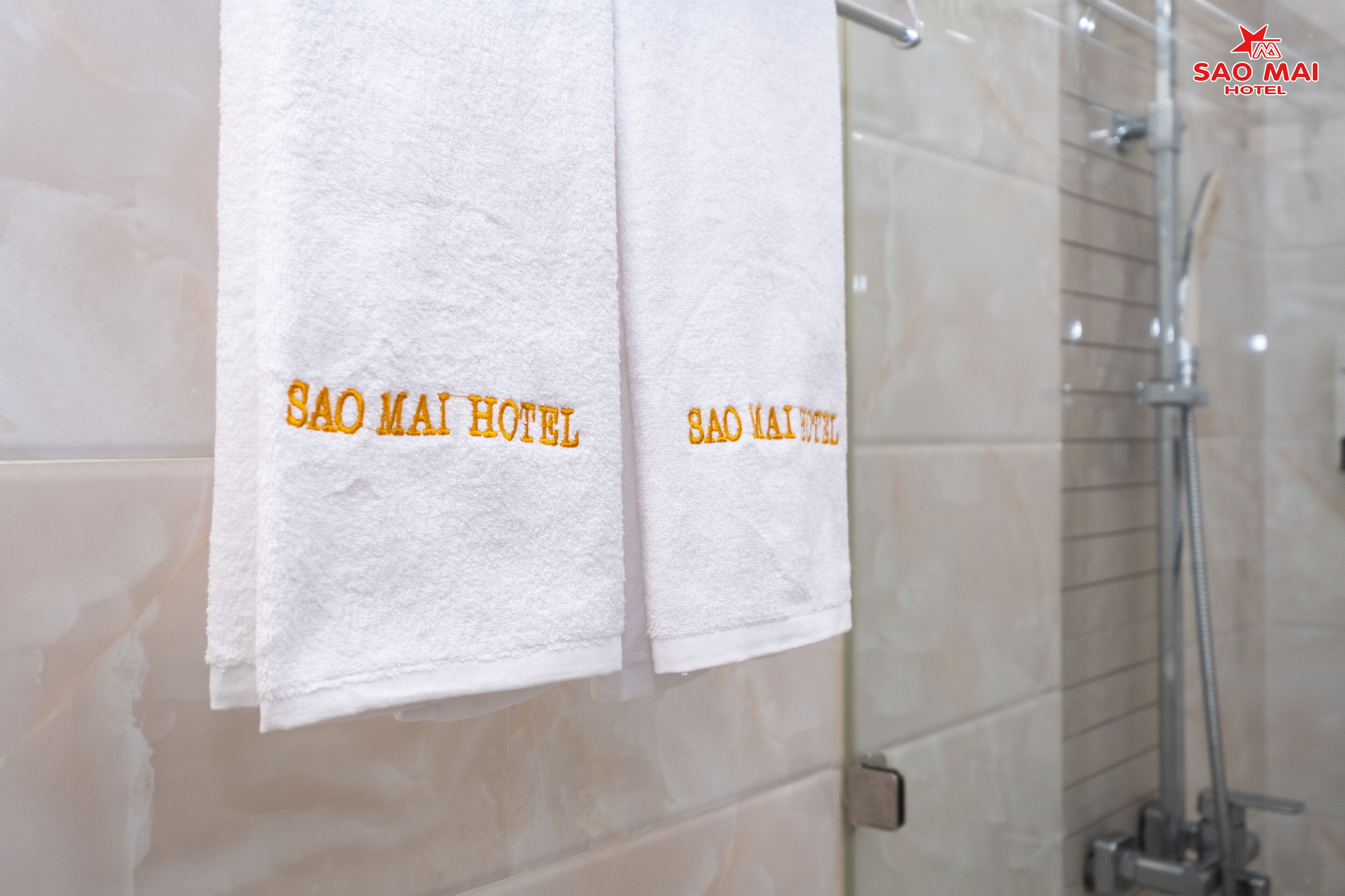 Secador de cabelo, chinelos, toalhas de banho, sabonete