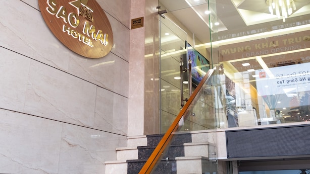 Señal de hotel con una estrella y el nombre 'Sao Mai Hotel'.