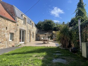 Outdoor dining - L'Odyle - House for 6 people 1 Km from the sea (Fermanville)