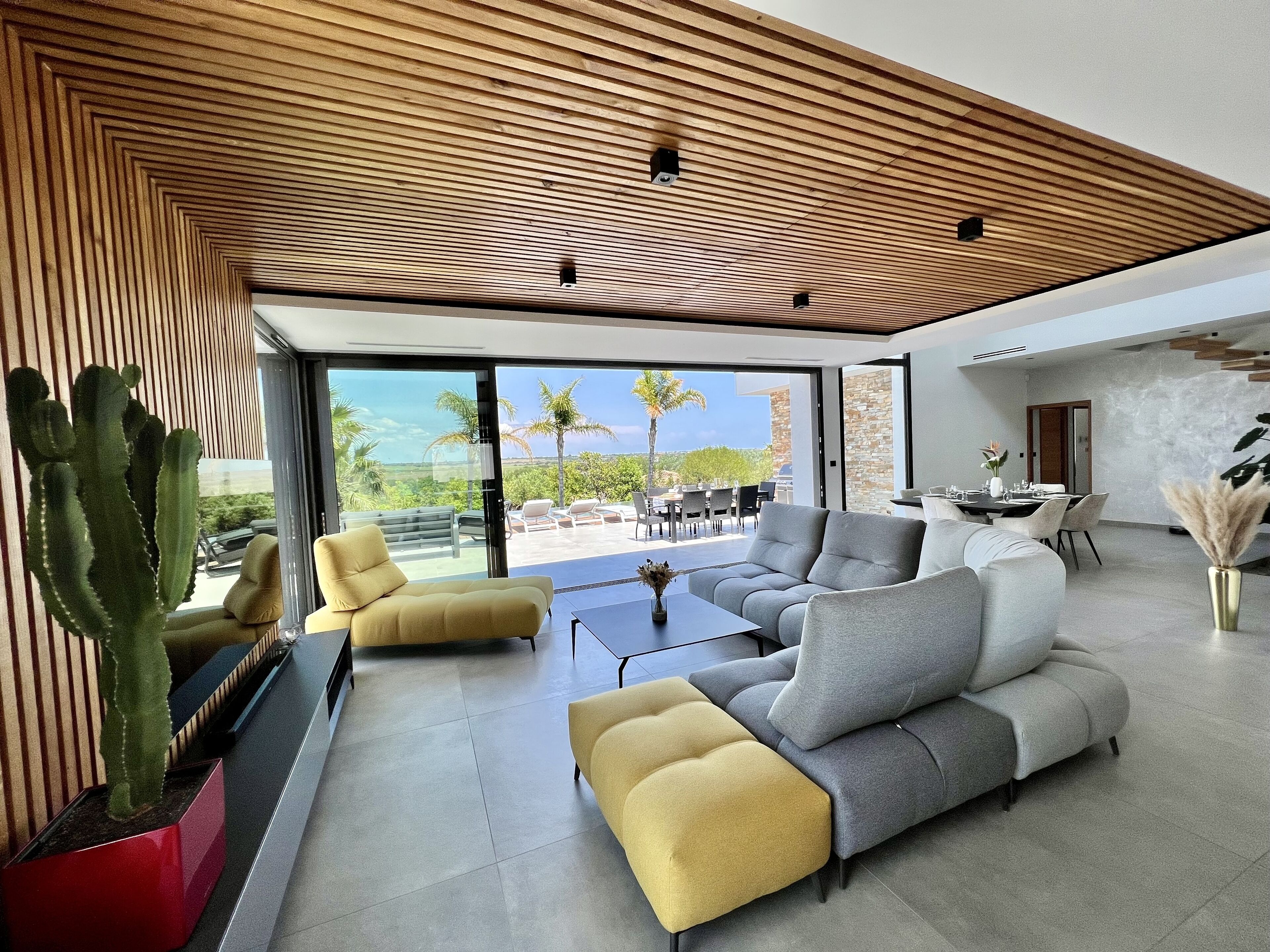 TV connectée, table de tennis de table, médiathèque, chaîne hi-fi