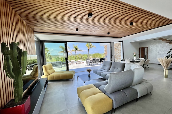 TV connectée, table de tennis de table, médiathèque, chaîne hi-fi