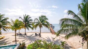 Plage, chaises longues, serviettes de plage