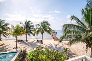 Plage, chaises longues, serviettes de plage