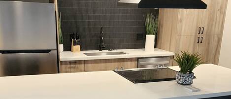 Kühlschrank, Mikrowelle, Ofen, Herdplatte