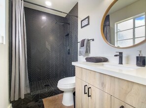 Towels, soap, toilet paper - Perfect Old Town, Scottsdale home (Scottsdale)