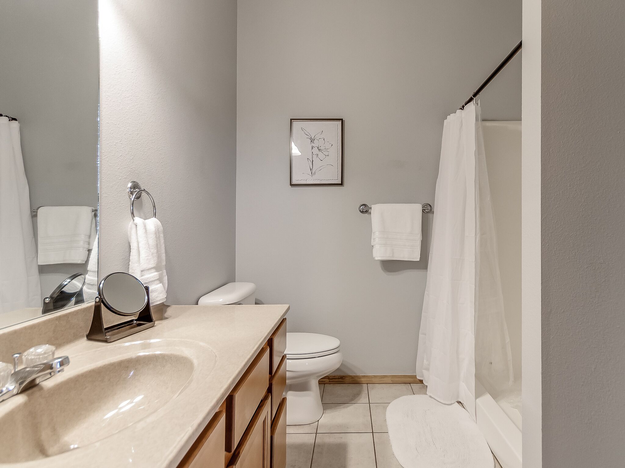 Douche, sèche-cheveux, serviettes fournies, savon