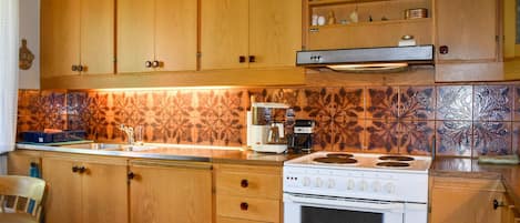 Fridge, stovetop, coffee/tea maker