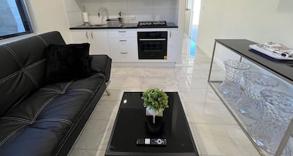 3km from CBD. One-year-old, modern, self-contained unit with a homely touch.