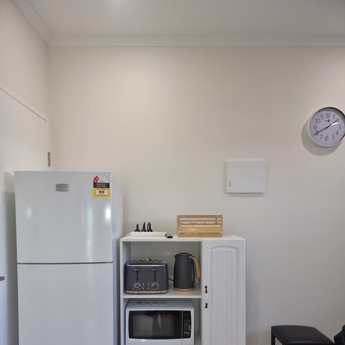3km from CBD. 4-year-old, modern, self-contained unit with a homely touch.