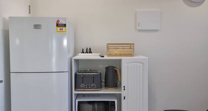 3km from CBD. 4-year-old, modern, self-contained unit with a homely touch.