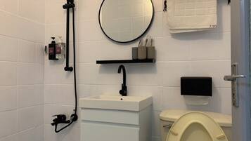 Shower, hair dryer, towels, shampoo